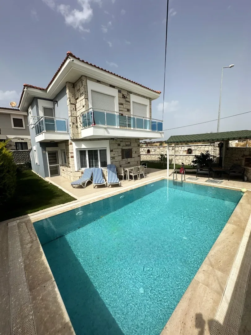 Çeşme Alaçatı'da Sakin Konumda, Özel Havuzlu, 6 Kişilik, Modern Villa 39625